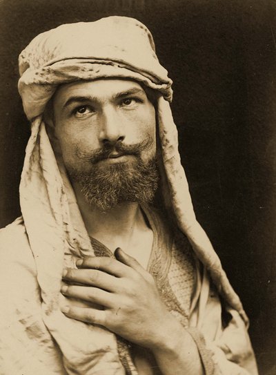Auto-retrato do Barão Wilhelm von Gloeden (1856 - 1931) em traje árabe, c.1890 (foto sépia). de Baron Wilhelm von Gloeden